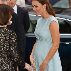 Kate Middleton con un vestido premamá en la National Portrait Gallery