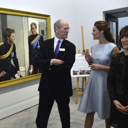 Kate Middleton junto a un retrato de los Príncipes Guillermo y Harry en la National Portrait Gallery