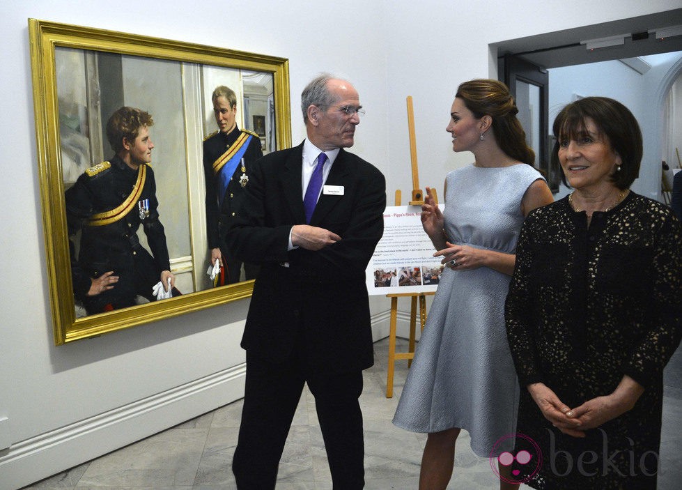 Kate Middleton junto a un retrato de los Príncipes Guillermo y Harry en la National Portrait Gallery