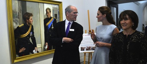 Kate Middleton junto a un retrato de los Príncipes Guillermo y Harry en la National Portrait Gallery