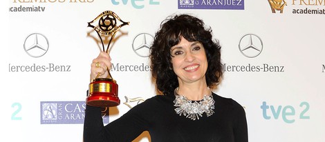 Adriana Ozores posando con su galardón en los Premios Iris 2013