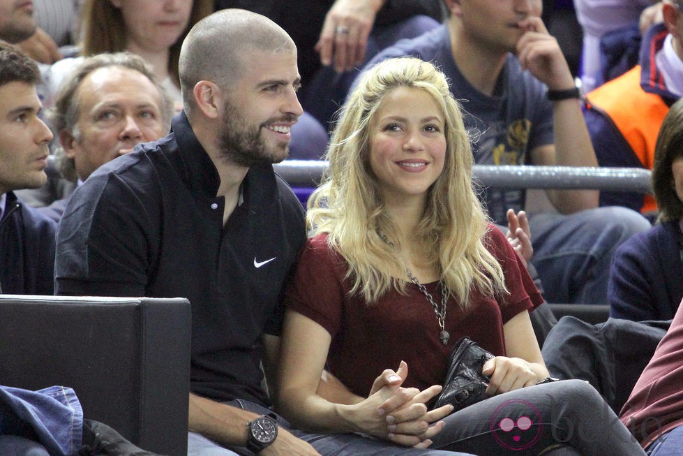 Gerard Piqué y Shakira en un partido del Barça de baloncesto