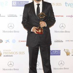 Rodolfo Sancho posando con su galardón en los Premios Iris 2013