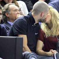 Gerard Piqué y Shakira besándose en un partido del Barça de baloncesto