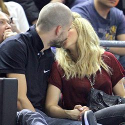 Gerard Piqué y Shakira besándose en un partido del Barça de baloncesto