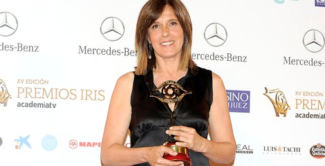 Ana Blanco con su galardón en los Premios Iris 2013