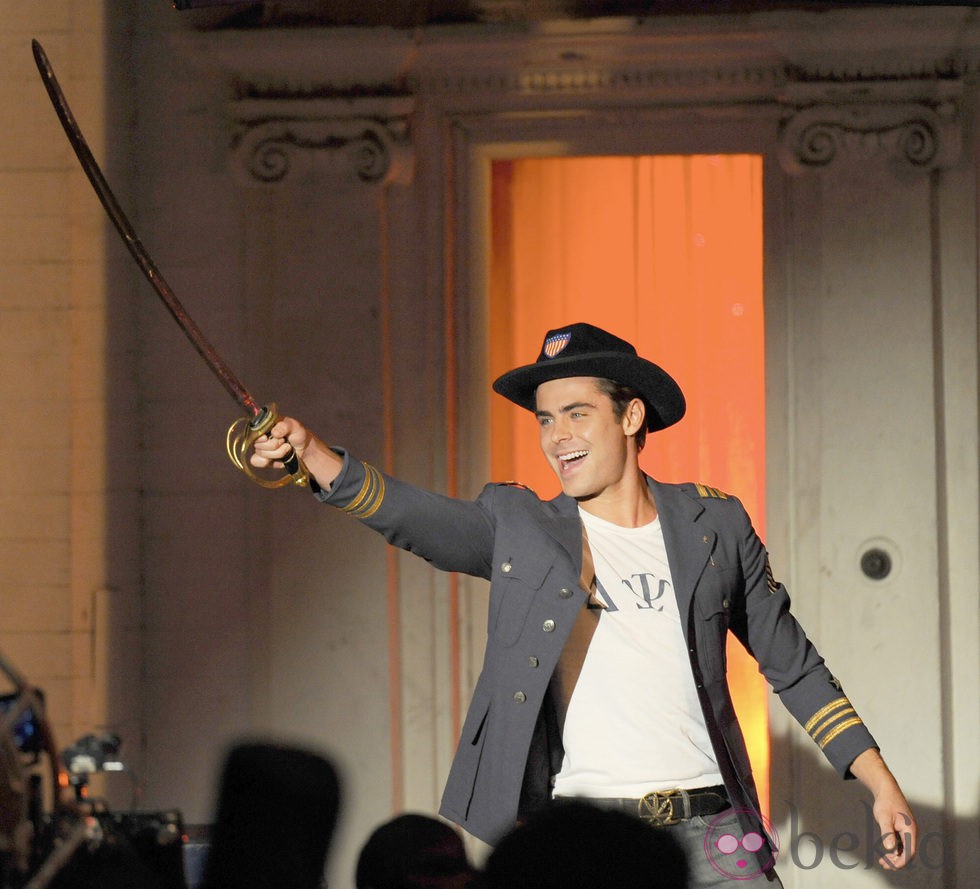 Zac Efron con una espada durante el rodaje de la película 'Townies'