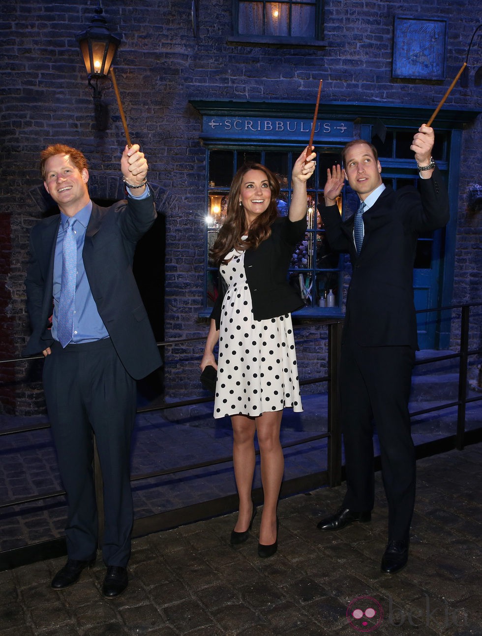 El Príncipe Harry y los Duques de Cambridge con las varitas de Harry Potter