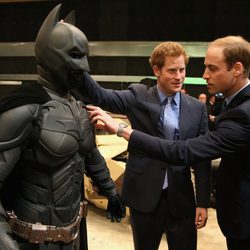 Los Príncipes Guillermo y Harry con Batman en su visita a Warner Bros
