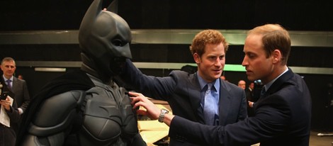 Los Príncipes Guillermo y Harry con Batman en su visita a Warner Bros