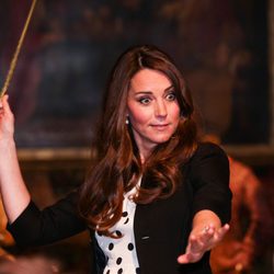 Kate Middleton con una varita de Harry Potter en su visita a Warner Bros