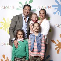 Sandra Álvarez, Óscar Higares y sus hijas en la inauguración de LOSAN KIDS en Madrid