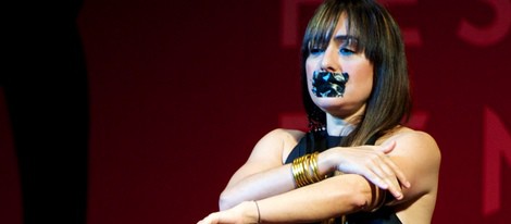 Candela Peña recoge su premio en el Festival de Málaga con la boca tapada