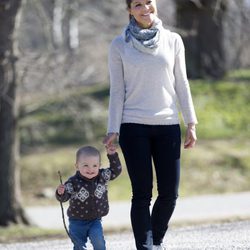 Victoria y Estela de Suecia pasean por los jardines de Haga