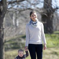 Victoria y Estela de Suecia pasean por los jardines de Haga