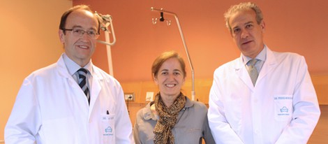 Eva Arguiñano con los cirujanos Alberto Sáenz (izquierda) e Ignacio Pérez-Moreiras (derecha)
