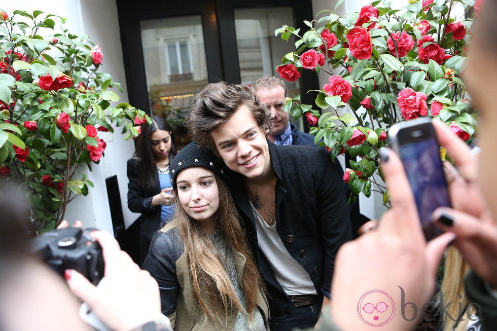 Harry Styles con una fan durante la estancia de One Direction en París