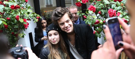 Harry Styles con una fan durante la estancia de One Direction en París