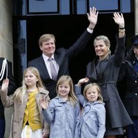Guillermo y Máxima de Holanda y sus hijas ensayan para la coronación