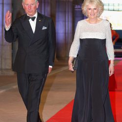 El príncipe Carlos de Inglaterra y Camila Parker en la cena previa a la abdicación de la Reina Beatriz de Holanda