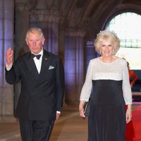 El príncipe Carlos de Inglaterra y Camila Parker en la cena previa a la abdicación de la Reina Beatriz de Holanda