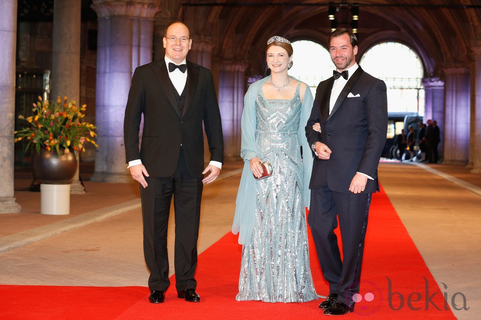 El Príncipe Alberto de Mónaco y los príncipes Guillermo y Estefanía de Luxemburgo en la cena previa a la abdicación de la Reina Beatriz de Hola