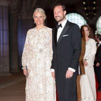 Los príncipes Haakon y Mette-Marit de Noruega en la cena previa a la abdicación de la Reina Beatriz de Holanda