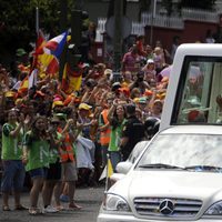 Benedicto XVI pasea por Madrid en el 'Papa Móvil'