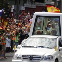 Benedicto XVI pasea por Madrid en el 'Papa Móvil'
