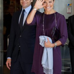 Victoria de Suecia saluda junto al Príncipe Daniel en su primer acto oficial tras el anuncio del embarazo
