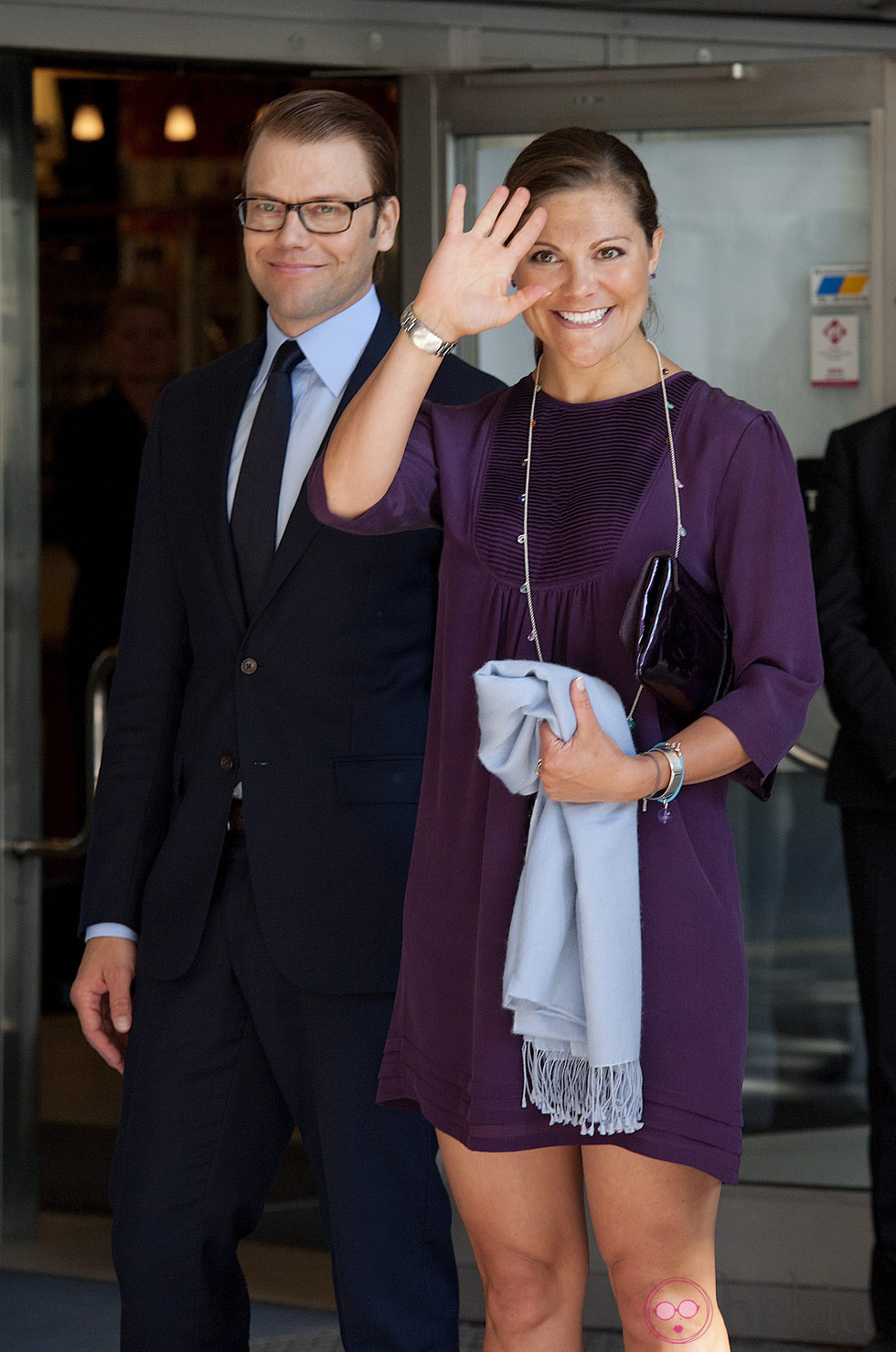 Victoria de Suecia saluda junto al Príncipe Daniel en su primer acto oficial tras el anuncio del embarazo