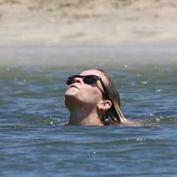 Reese Witherspoon refrescándose en el mar en Hawai