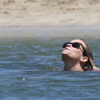 Reese Witherspoon refrescándose en el mar en Hawai