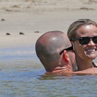 Reese Witherspoon y Jim Toth felices y enamorados en Hawai