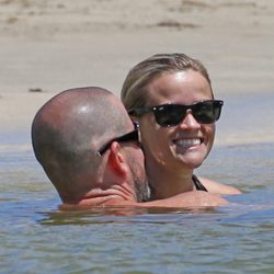 Reese Witherspoon y Jim Toth felices y enamorados en Hawai