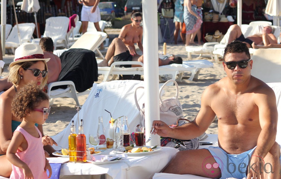 Ronaldo y su mujer comen en Ibiza junto a su hija Marie Alice