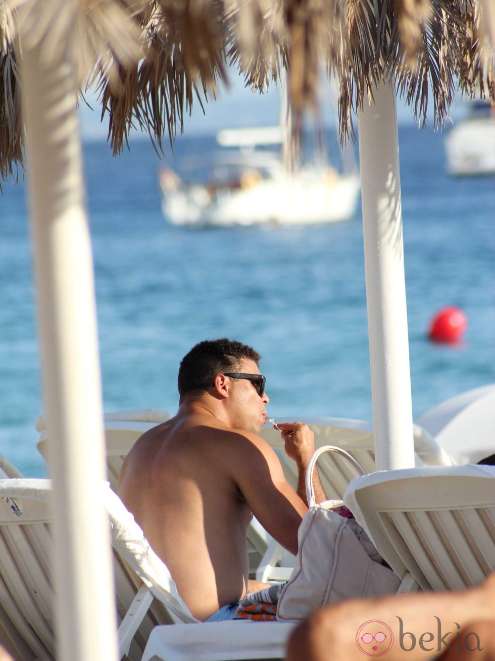 Ronaldo Nazario disfruta de la comida en Ibiza