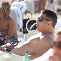 Ronaldo Nazario luce su cuerpo el sol de Ibiza