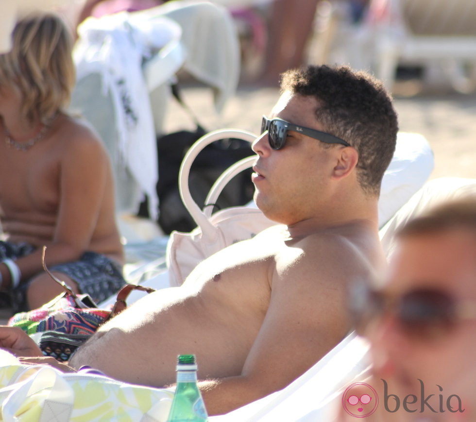 Ronaldo Nazario luce su cuerpo el sol de Ibiza