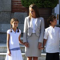 El Rey, la Infanta Elena y sus hijos antes de reunirse con el Papa