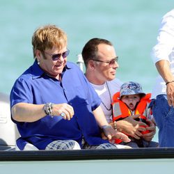 Elton John, David Furnish y su hijo Zachary en Saint-Tropez