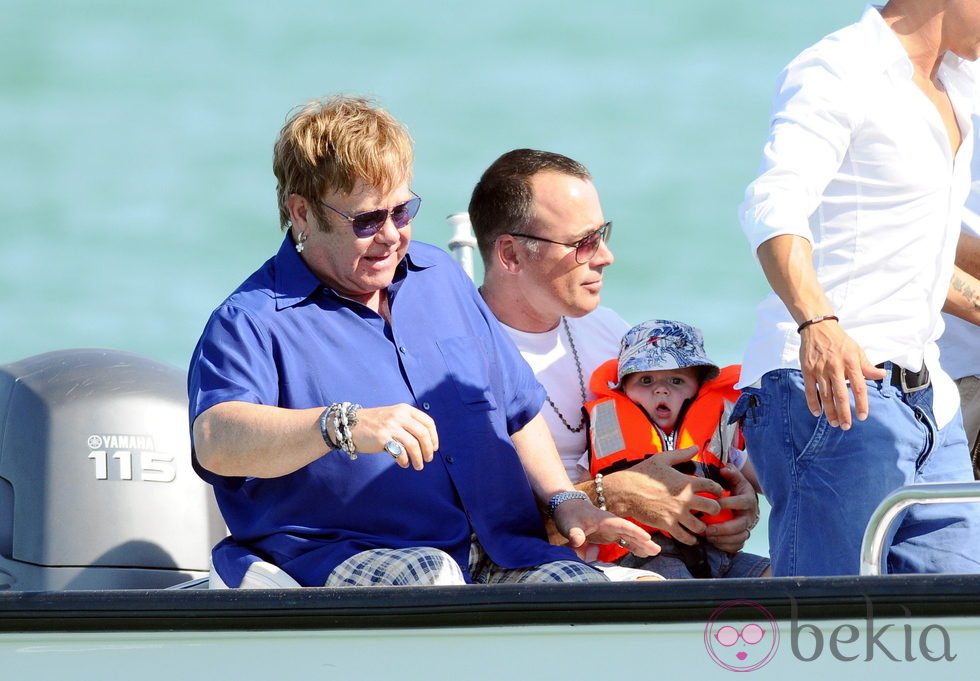 Elton John, David Furnish y su hijo Zachary en Saint-Tropez