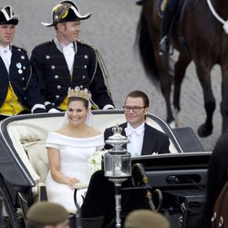 Los Príncipes Victoria y Daniel de Suecia pasean en carroza tras su enlace