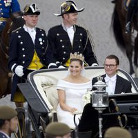 Los Príncipes Victoria y Daniel de Suecia pasean en carroza tras su enlace