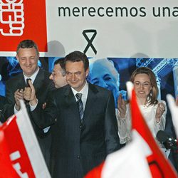 Zapatero celebra su triunfo en las elecciones de 2004