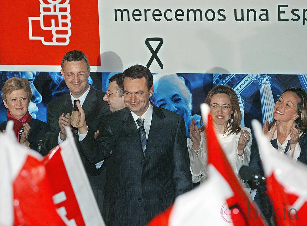Zapatero celebra su triunfo en las elecciones de 2004