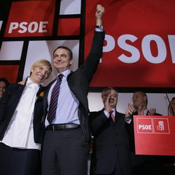 Zapatero celebra con Sonsoles Espinosa su victoria en las elecciones de 2008