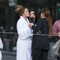 Jennifer Lopez pasa por maquillaje en el rodaje de 'Papi'