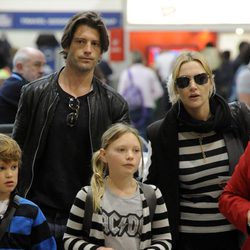 Kate Winslet con sus hijos y el modelo Louis Dowler