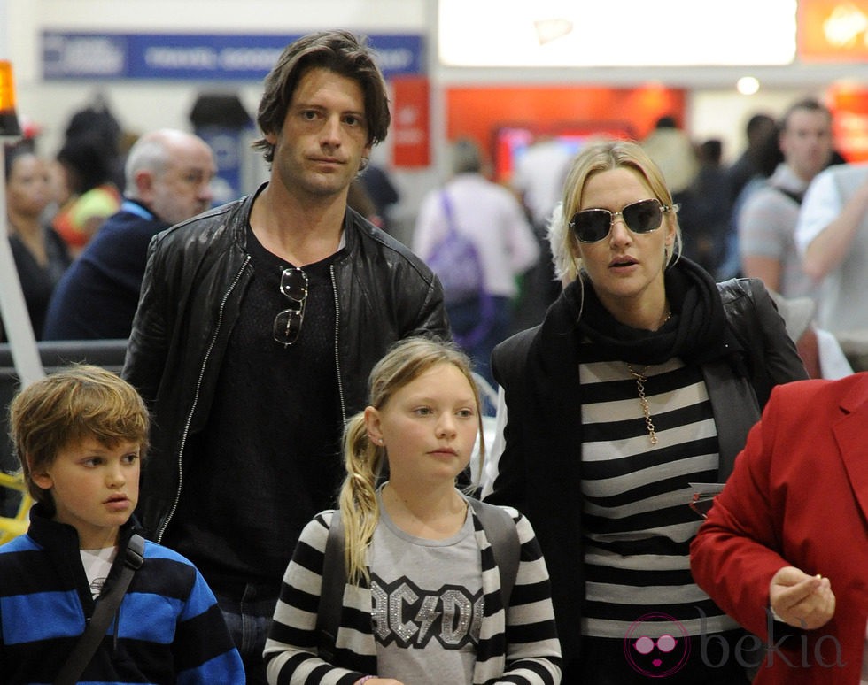 Kate Winslet con sus hijos y el modelo Louis Dowler